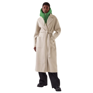 Manteau en laine beige ceinturé avec un faux col à capuche vert et des bottines noires