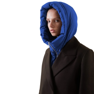 Détail du col amovible matelassé bleu roi avec capuche et fermeture éclair métal
