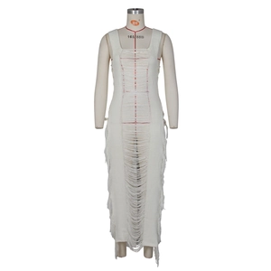 Détails de robe en maille blanche avec franges ajourées et texture crochetée élégante