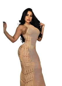 Dettaglio ravvicinato del vestito lungo in maglia beige con motivi traforati a uncinetto