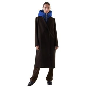 Détail d'un manteau en laine marron avec insert à capuche bleu contrastant et boutons