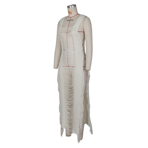Détail de la maille ajourée et des ourlets à franges sur cette robe de plage blanche