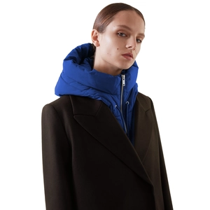 Détail d'un manteau en laine marron avec gilet à capuche bleu roi et fermeture éclair