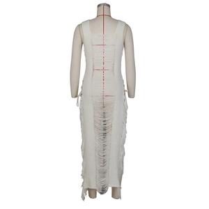 Détails du dos de la robe de plage en maille blanche avec motif ajouré et franges