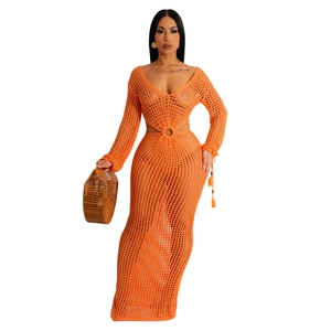 Détail de robe en maille crochet orange avec découpes latérales et boucle de taille