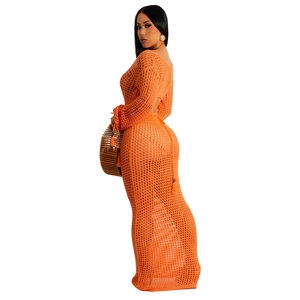 Détail de la robe crochetée orange montrant la texture ajourée et le dos ouvert sexy