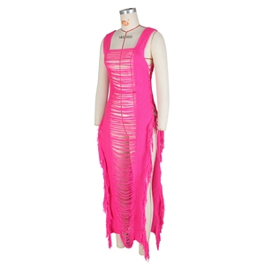 Détail de la robe de plage crochet rose vif avec finitions à franges et design ajouré chic