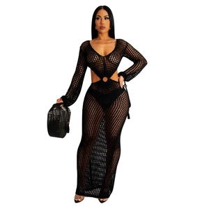 Détail d'une robe longue en crochet noir avec col en V et découpe à anneau métal