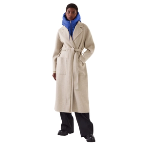Détail d'un manteau long en laine beige avec ceinture et col à capuche amovible bleu