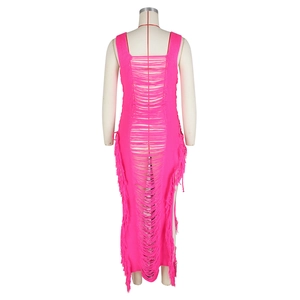 Détails d'une robe de plage en maille rose avec dos ajouré et finitions à franges longues