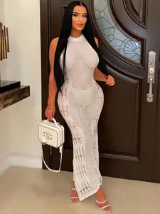 Elegante abito lungo in maglia bianca traforata da donna con scollo all'americana