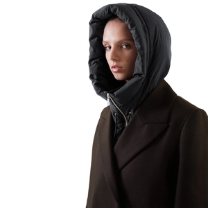 Détail d'un faux col à capuche matelassé noir avec zip argenté sur un manteau en laine marron