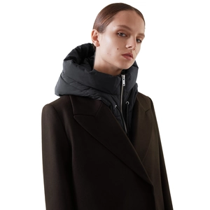 Détail d'un manteau en laine marron avec un insert à capuche matelassé noir amovible
