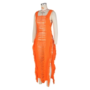 Détail de la robe en crochet orange avec motif ajouré et longues franges sur les côtés