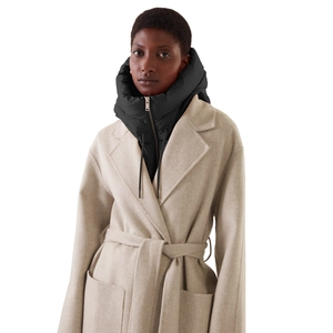 Détail d'un manteau beige en laine avec un accessoire de capuche rembourrée noire
