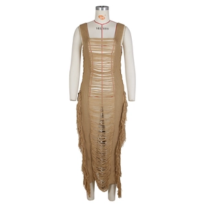 Détail d'une robe de plage en crochet marron avec découpes horizontales et franges bohèmes