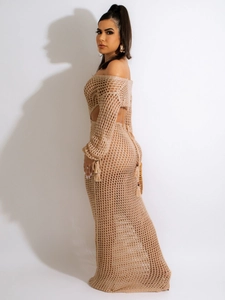 Robe longue élégante en crochet beige ajourée avec manches longues et col en V profond