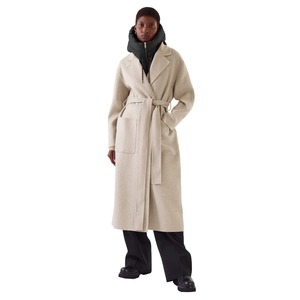 Détail d'un manteau en laine avec revers larges, ceinture et accessoire de capuche noir