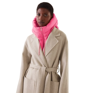 Détail d'un manteau en laine avoine avec un col à capuche matelassé rose vif contrasté