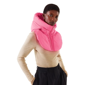 Détail du cache-col à capuche rose vif en nylon imperméable avec fermeture à glissière