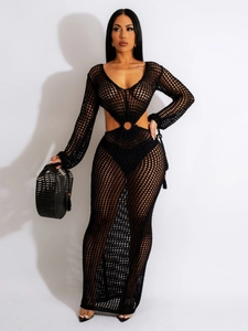 Robe longue noire au crochet à manches longues avec anneau et découpes pour la plage