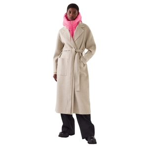 Détail d'un manteau en laine avoine porté avec un faux col à capuche rose vif
