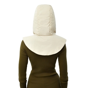 Vue arrière d'un col à capuche beige sur un pull en tricot vert pour la chaleur d'hiver