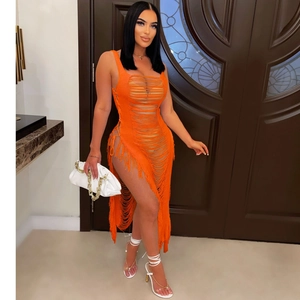 Détails de la robe en crochet orange vif avec rayures ajourées et finitions frangées