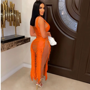 Détails du tricot de la robe de plage orange avec franges et laçage latéral décoratif