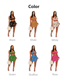 Dettaglio dei motivi a cuore colorati all'uncinetto su set da spiaggia in maglia in sei colori
