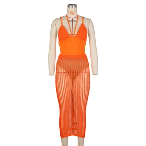 Dettagli del top all'americana all'uncinetto arancione e gonna midi in maglia traforata