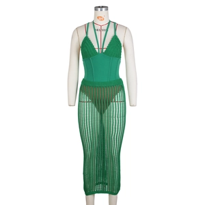 Dettaglio completo del set due pezzi verde all'uncinetto con top corto e gonna lunga a rete