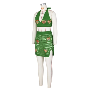 Dettaglio del set due pezzi in maglia verde con cuori all'uncinetto e scollo all'americana