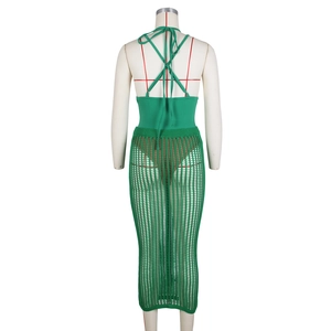 Dettaglio della gonna in maglia traforata verde e top a schiena nuda sul manichino