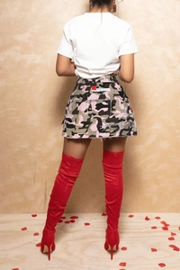 Vue arrière d'une mini-jupe camouflage rose avec ourlet effiloché et détail de poche