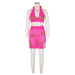 Dettaglio del set crochet rosa con motivi a cuore colorati e trama a maglia traforata