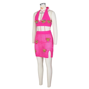 Dettaglio del set in maglia rosa con cuori arcobaleno e gonna con spacco laterale