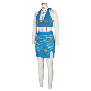 Dettaglio del set a due pezzi all'uncinetto blu reale con motivi a cuore e maglia a rete