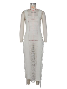 Robe mi-longue en tricot blanc avec détails de franges et col carré pour la plage
