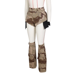 Detailweergave van de woestijncamouflage shorts met hoge taille en beenwarmers set
