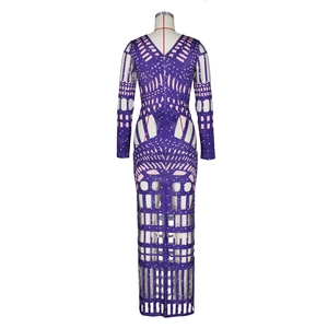 Detailansicht eines lila figurbetonten Kleides mit geometrischen Cut-Outs und Strass