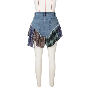 Dettaglio del retro della gonna in denim con patchwork a quadri e orlo a balze
