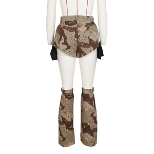 Detailweergave van de mini-shorts met woestijncamouflage en bijpassende beenkappen