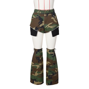 Detail van camouflage cargoshorts en afneembare beenkappen met praktische zakken