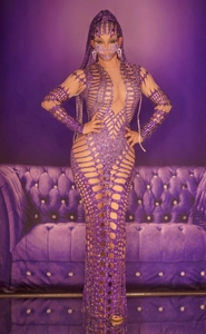 Detail von lila Cut-out-Maxikleid mit Strasssteinen und Pailletten für Bühnenauftritte