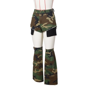 Detail van camouflage cargo shorts set met hoge taille, rafelige zoom en uitlopende beenkappen