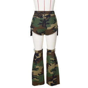 Gedetailleerd achteraanzicht van woodland camo micro shorts met bijpassende beenwarmers