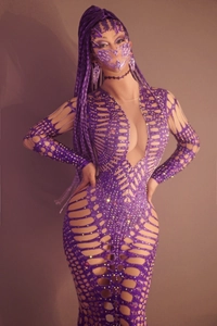 Detail eines lila Strass-Bodysuits mit Ausschnitten und passender Gesichtsmaske