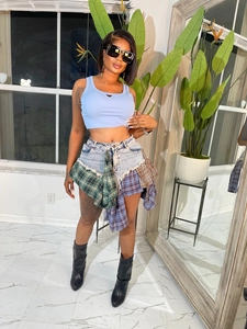 Top corto celeste chic con shorts in denim patchwork a quadri irregolari per l'estate
