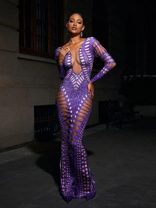 Detailansicht des lila Pailletten-Abendkleids mit geometrischen Ausschnitten und Strass